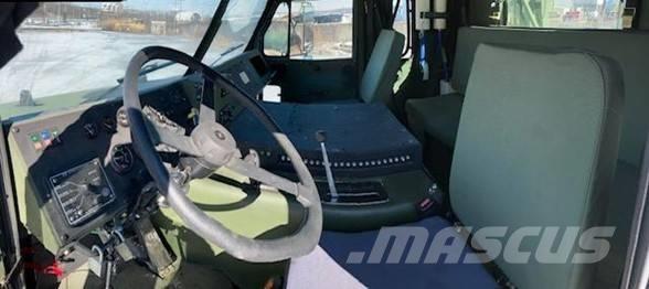 Oshkosh M1070 中古トラクターヘッド | トレーラーヘッド