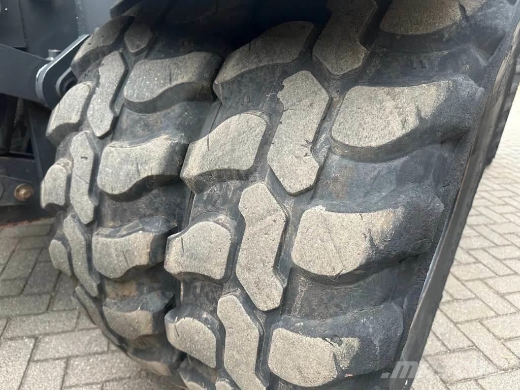 Doosan DX140W-5 ホイール式油圧ショベル（パワーショベル・ユンボ・バックホー）