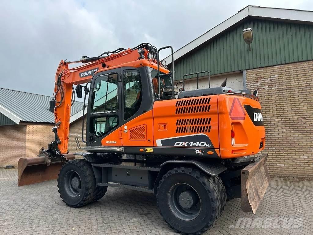 Doosan DX140W-5 ホイール式油圧ショベル（パワーショベル・ユンボ・バックホー）