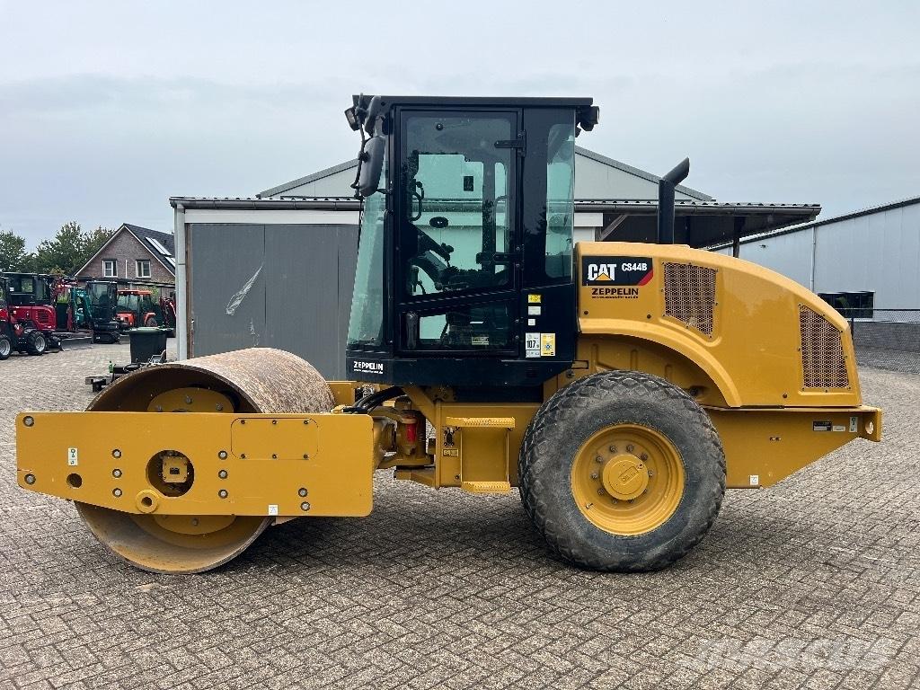 CAT CS44B - CS 44 B 振動ローラ