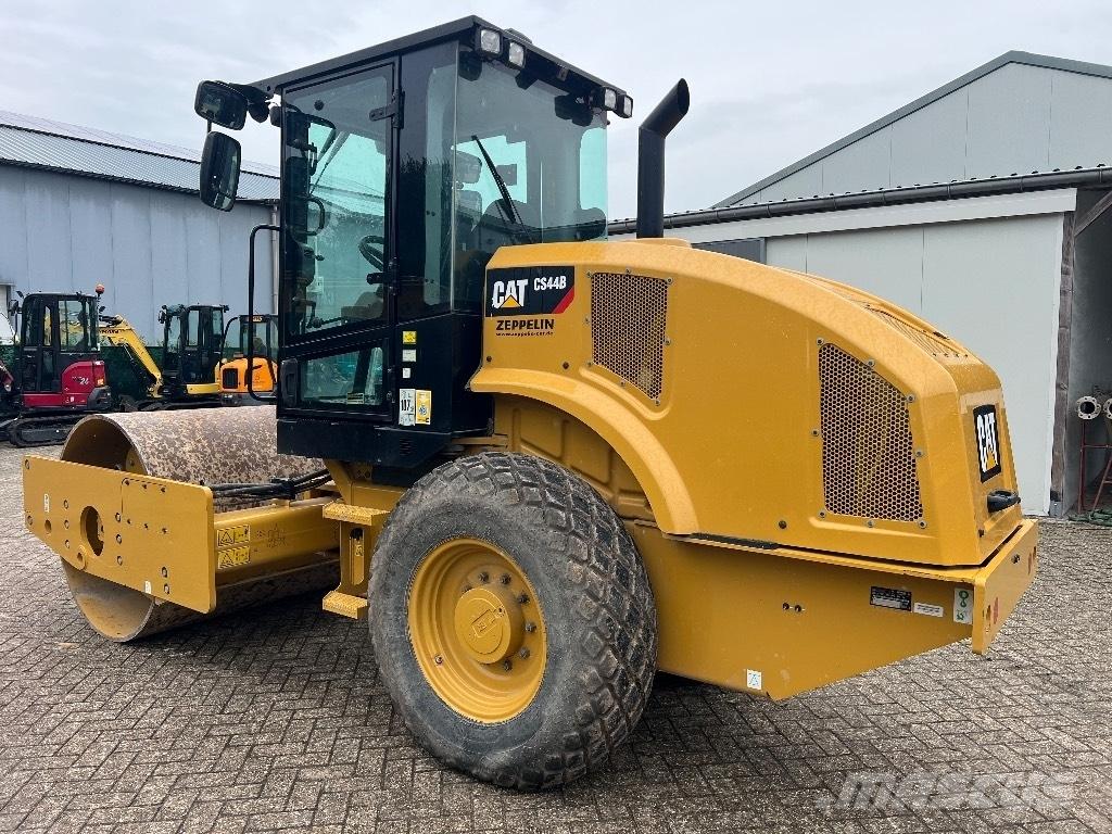 CAT CS44B - CS 44 B 振動ローラ