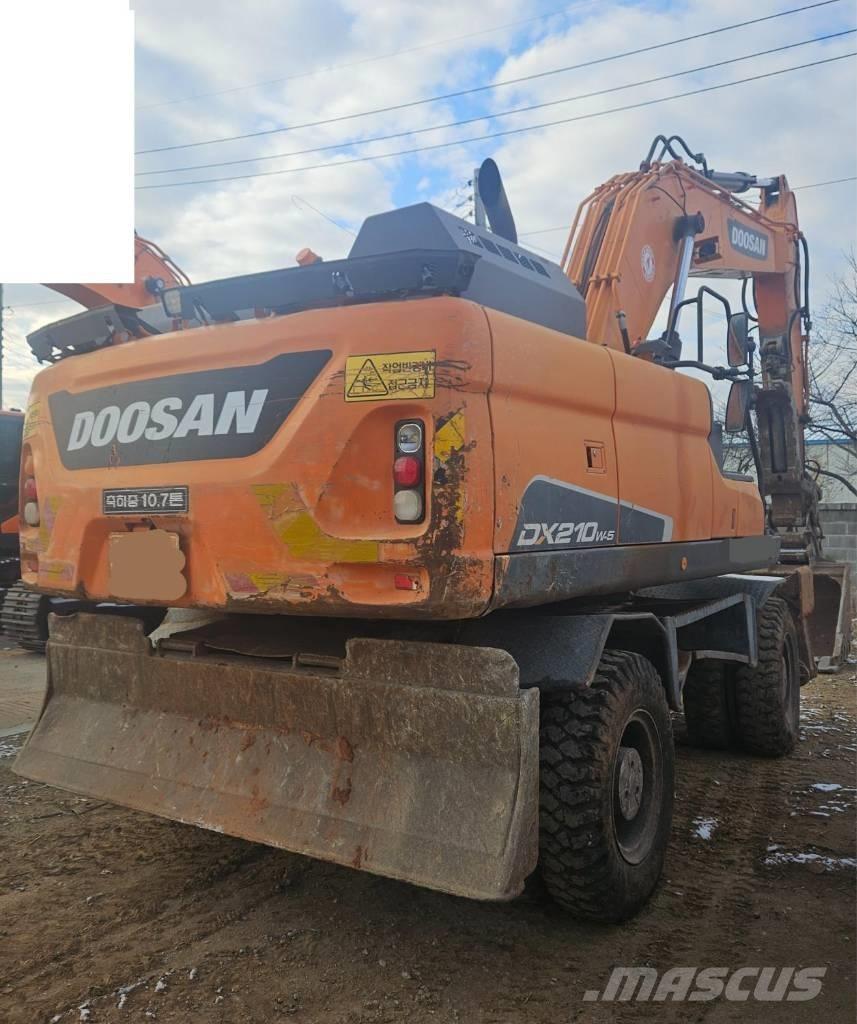 Doosan DX210WA ホイール式油圧ショベル（パワーショベル・ユンボ・バックホー）