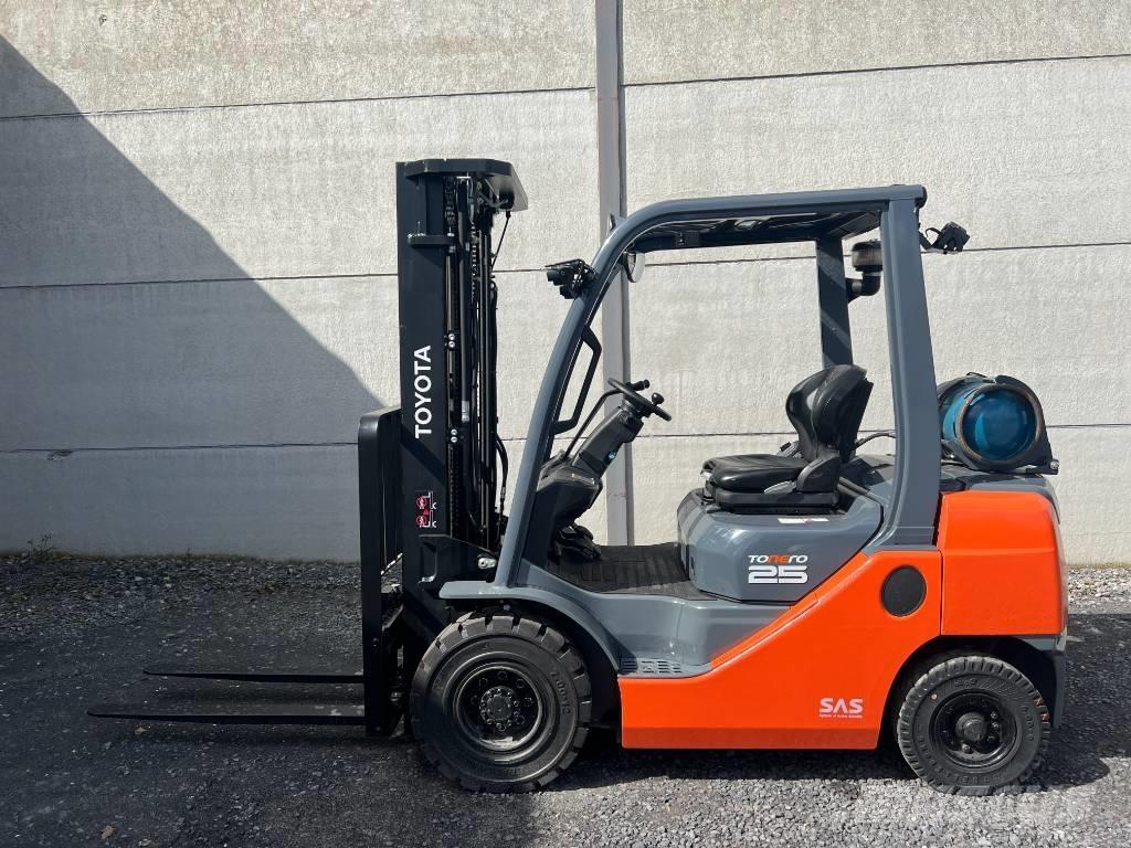 Toyota 02-8 FGF 25 LPGフォークリフト