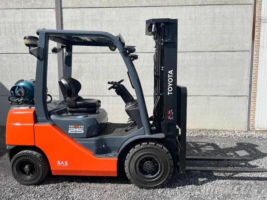 Toyota 02-8 FGF 25 LPGフォークリフト