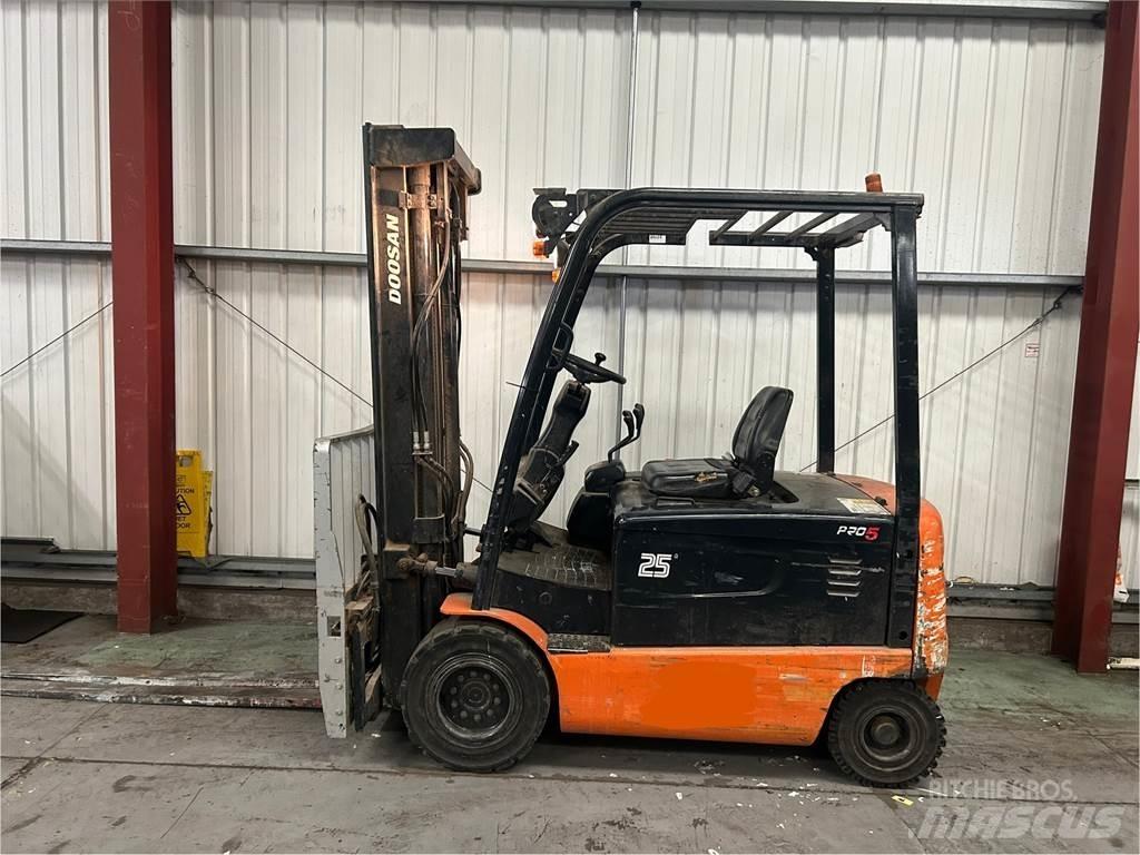 Doosan B25X-5 バッテリーフォークリフト