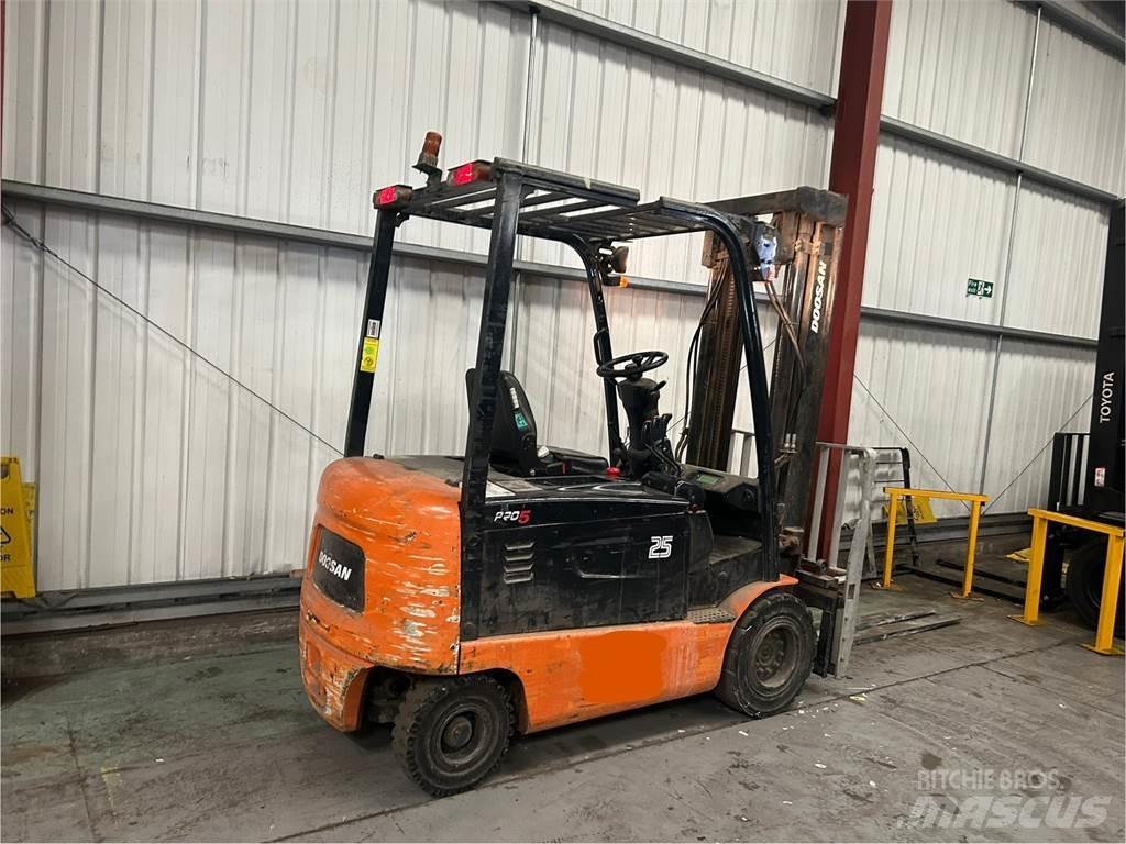 Doosan B25X-5 バッテリーフォークリフト