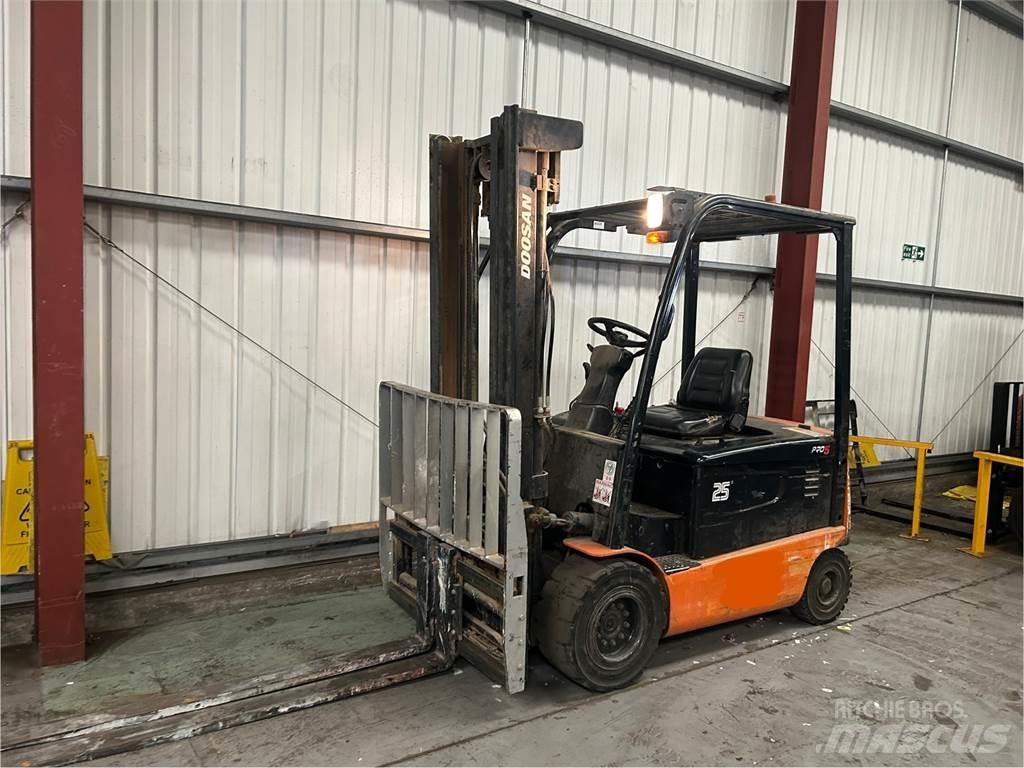 Doosan B25X-5 バッテリーフォークリフト
