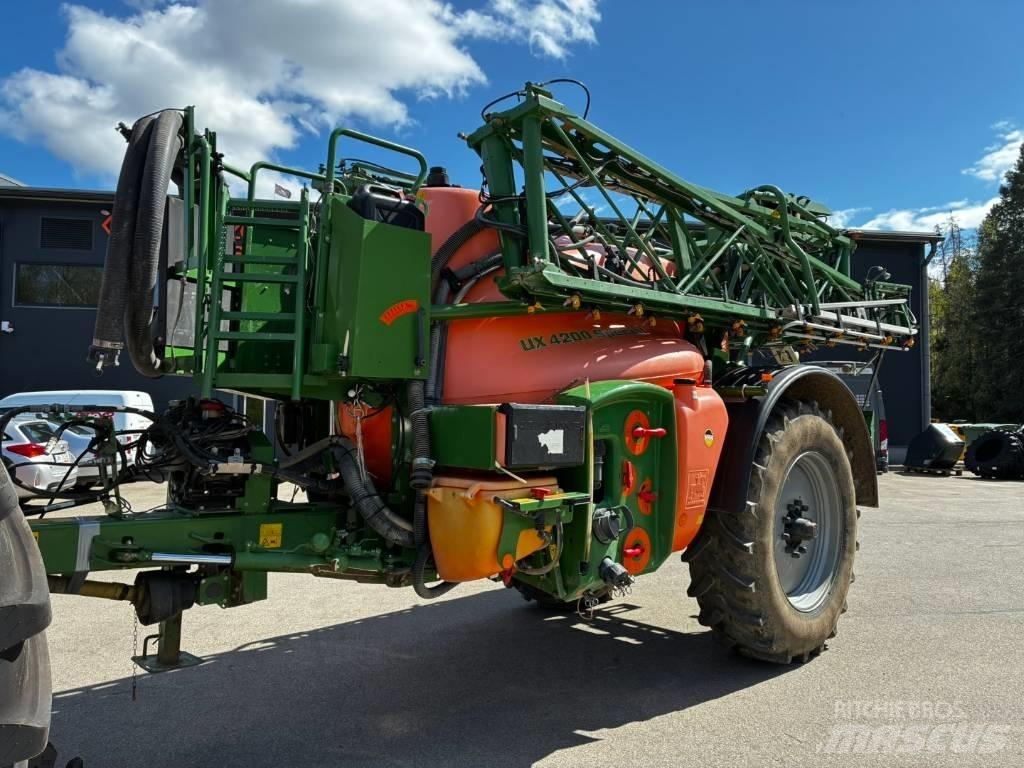 Amazone UX 4200 牽引型スプレイヤー