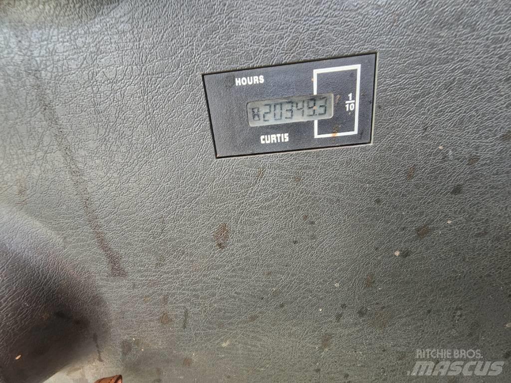 Hyundai Robex 140 W ホイール式油圧ショベル（パワーショベル・ユンボ・バックホー）