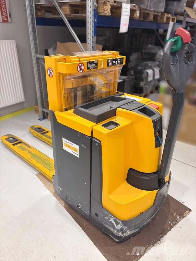 Jungheinrich EJD 220 自走式スタッカー