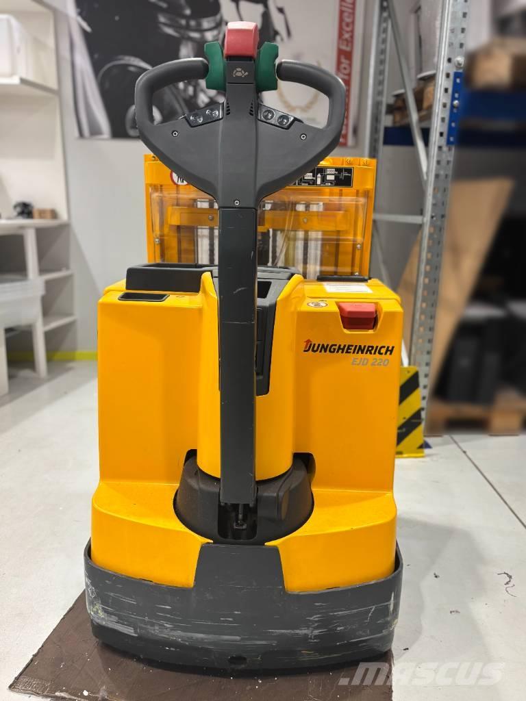 Jungheinrich EJD 220 自走式スタッカー