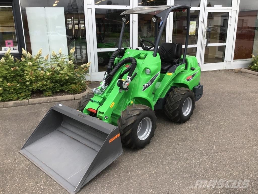Avant 528 DEMO 多目的ローダー
