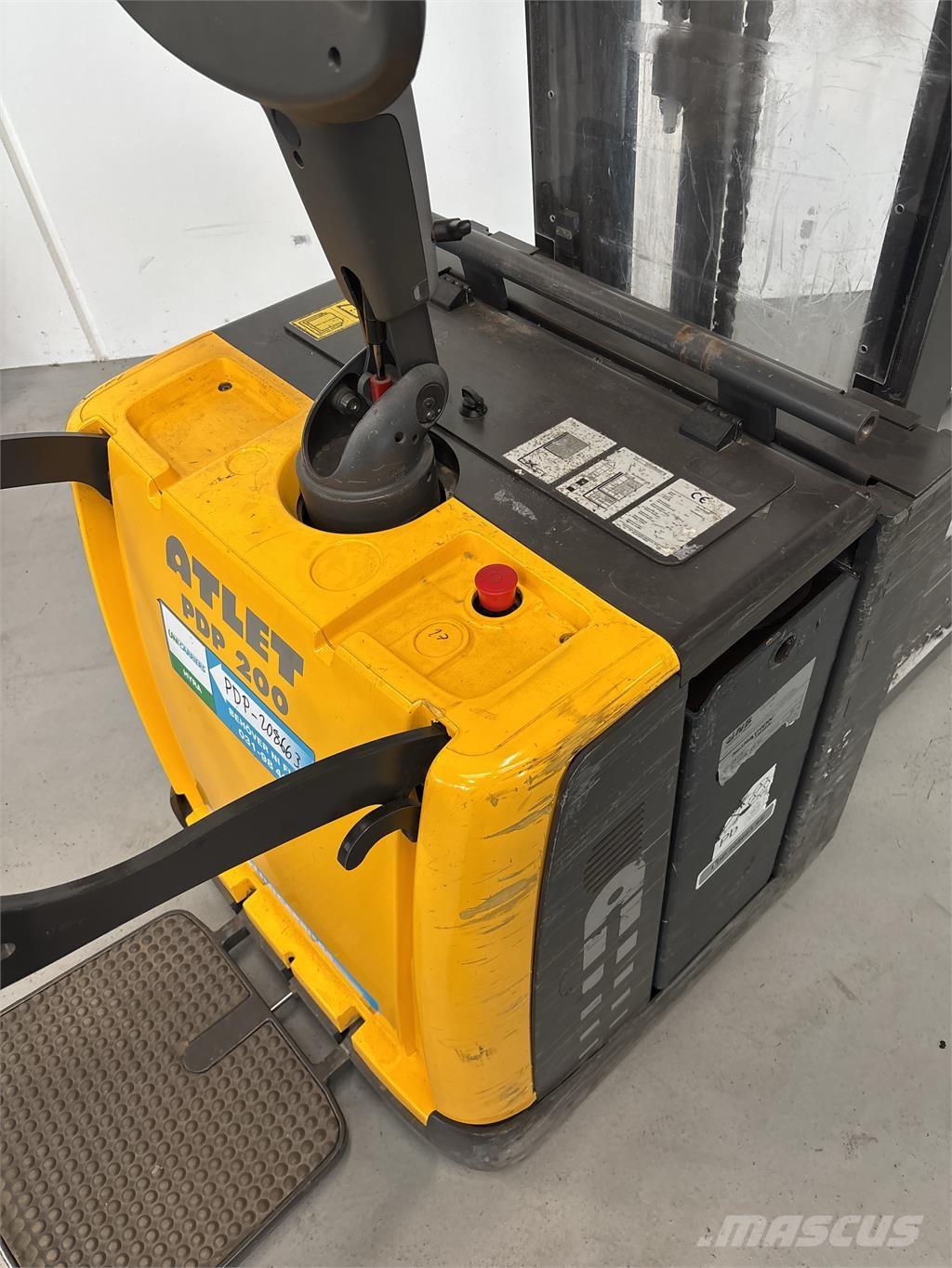 Atlet PDP200 自走式スタッカー