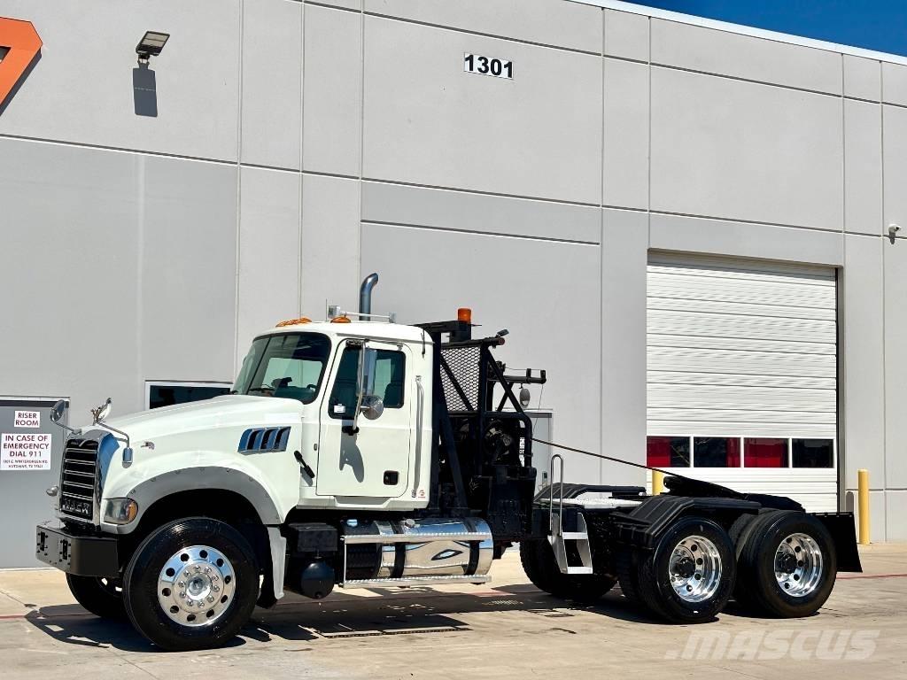 Mack GU713 レッカー車