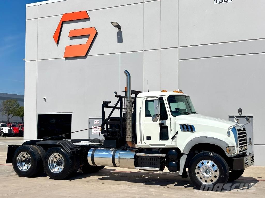 Mack GU713 レッカー車