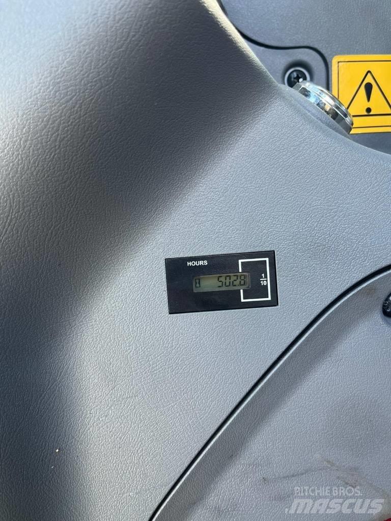 Hyundai HW 65 A ホイール式油圧ショベル（パワーショベル・ユンボ・バックホー）