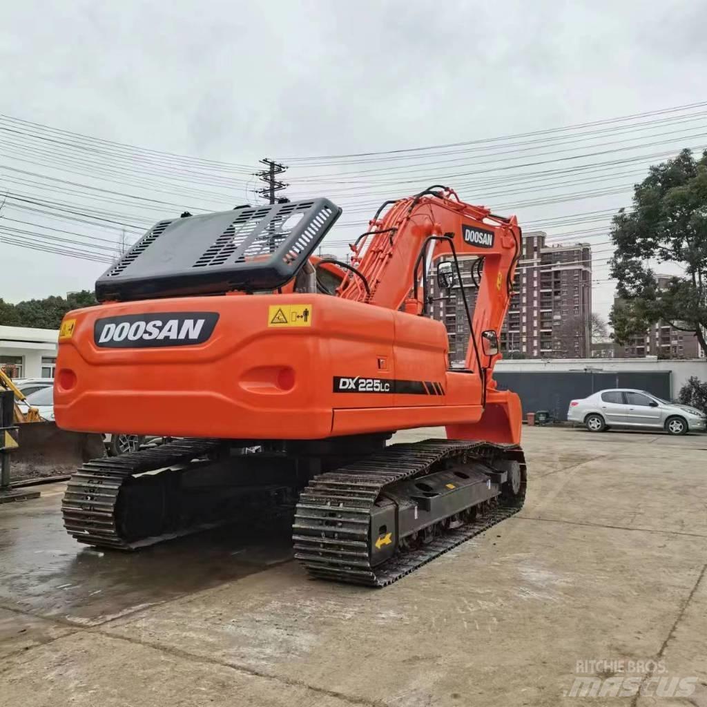 Doosan DX 225 LC 大型油圧ショベル12t以上（パワーショベル・ユンボ）