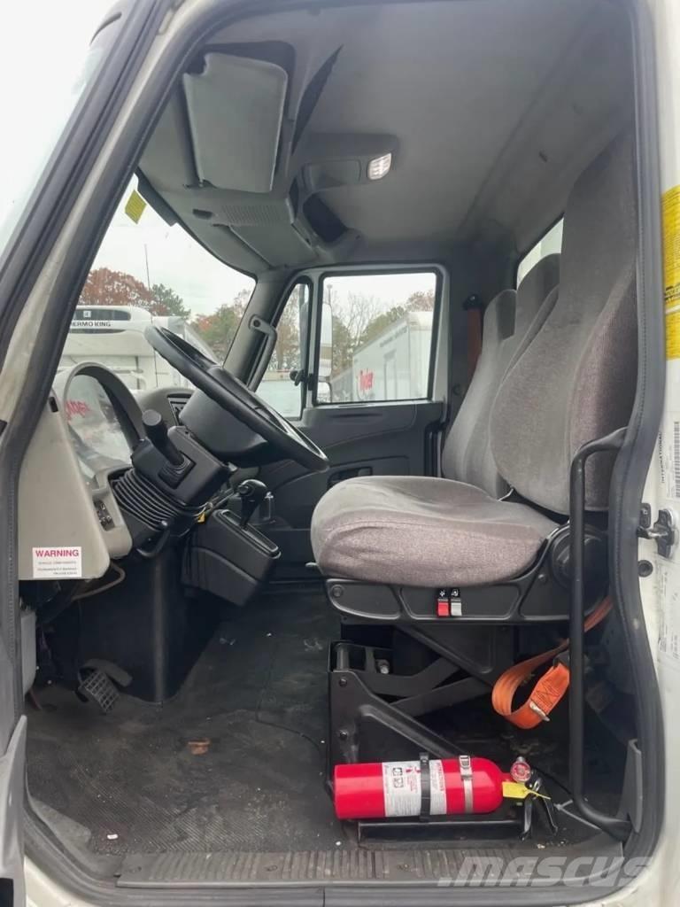 International 4300 飲料運送車両