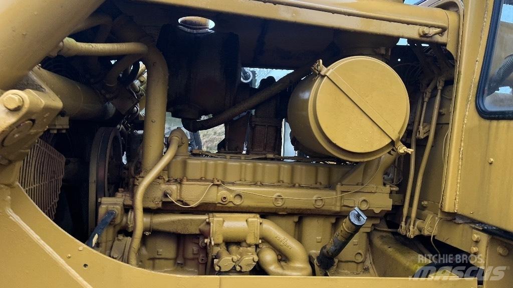 CAT D7 with ripper ブルドーザー