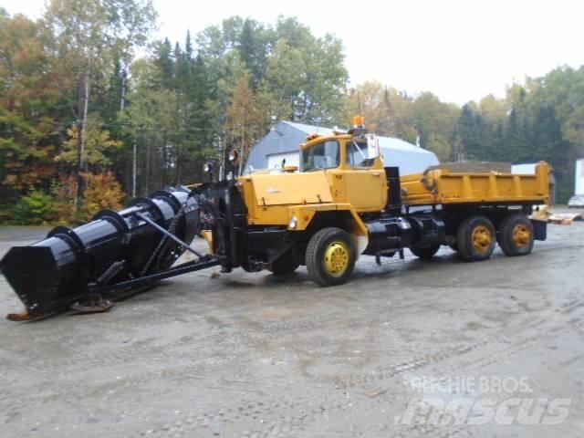 Mack RM 6866 S スノーブレードとプラウ