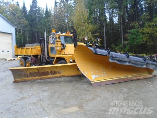 Mack RM 6866 S スノーブレードとプラウ