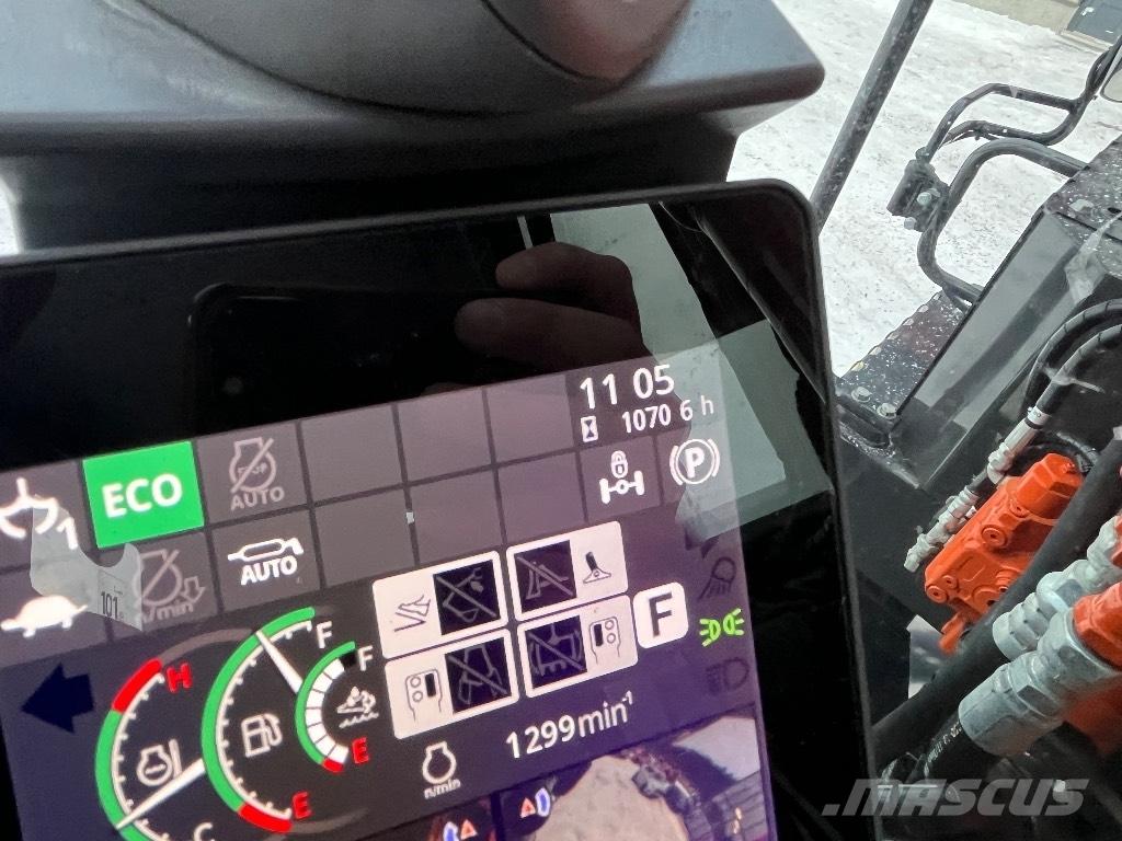 Hitachi ZX 135 W-7 ホイール式油圧ショベル（パワーショベル・ユンボ・バックホー）