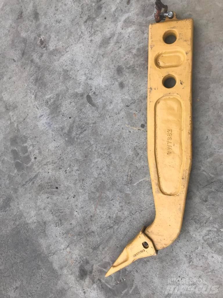 Komatsu D65 Shank スカリファイヤ