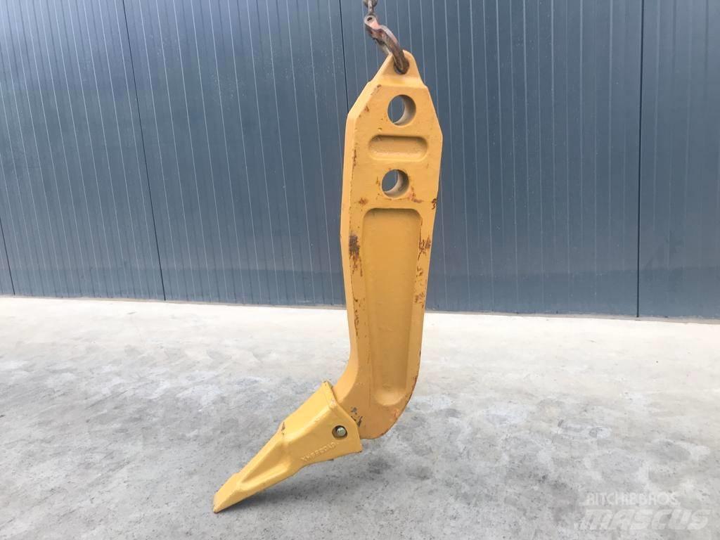 Komatsu D65 Shank スカリファイヤ
