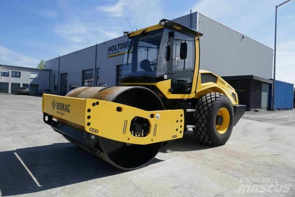 Bomag BW 213 D-5 ソイルコンパクター