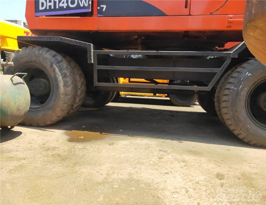 Doosan 140 W ホイール式油圧ショベル（パワーショベル・ユンボ・バックホー）
