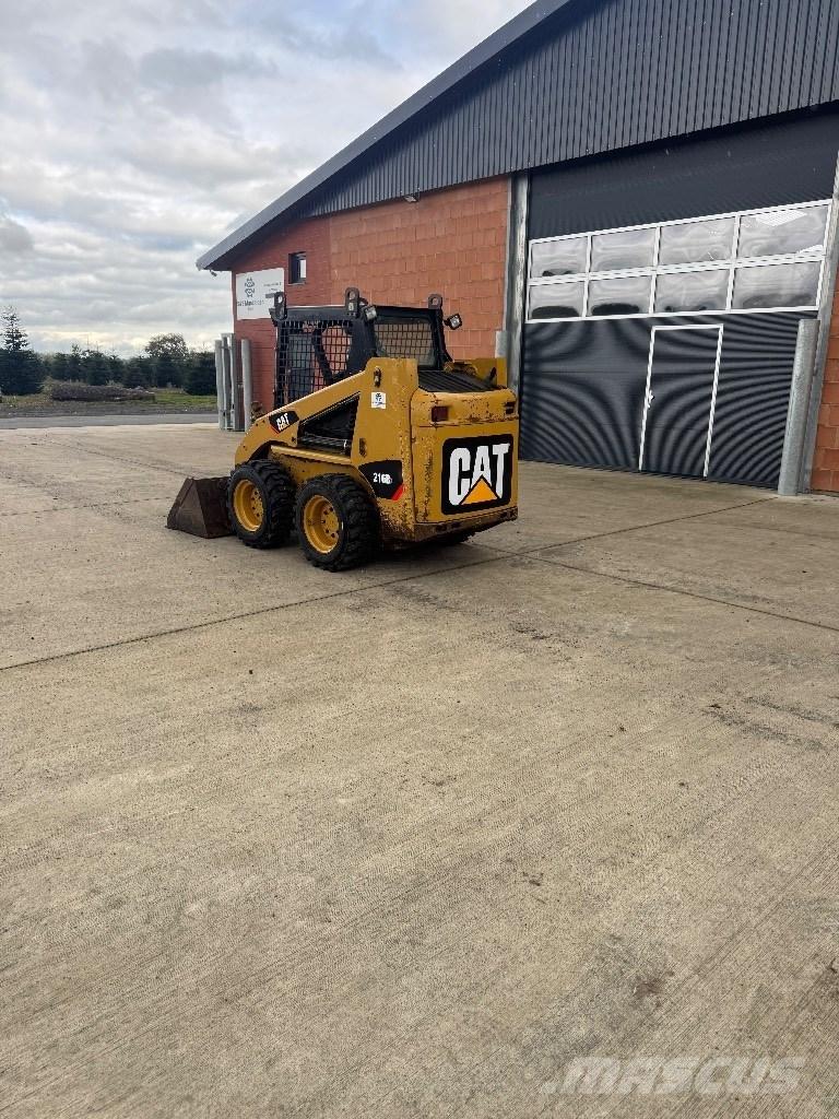 CAT 216 B 3 スキッドステアローダー