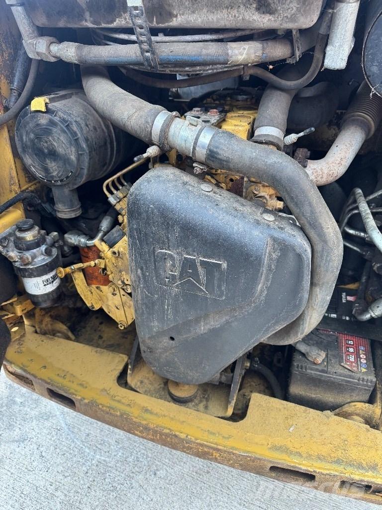 CAT 216 B 3 スキッドステアローダー