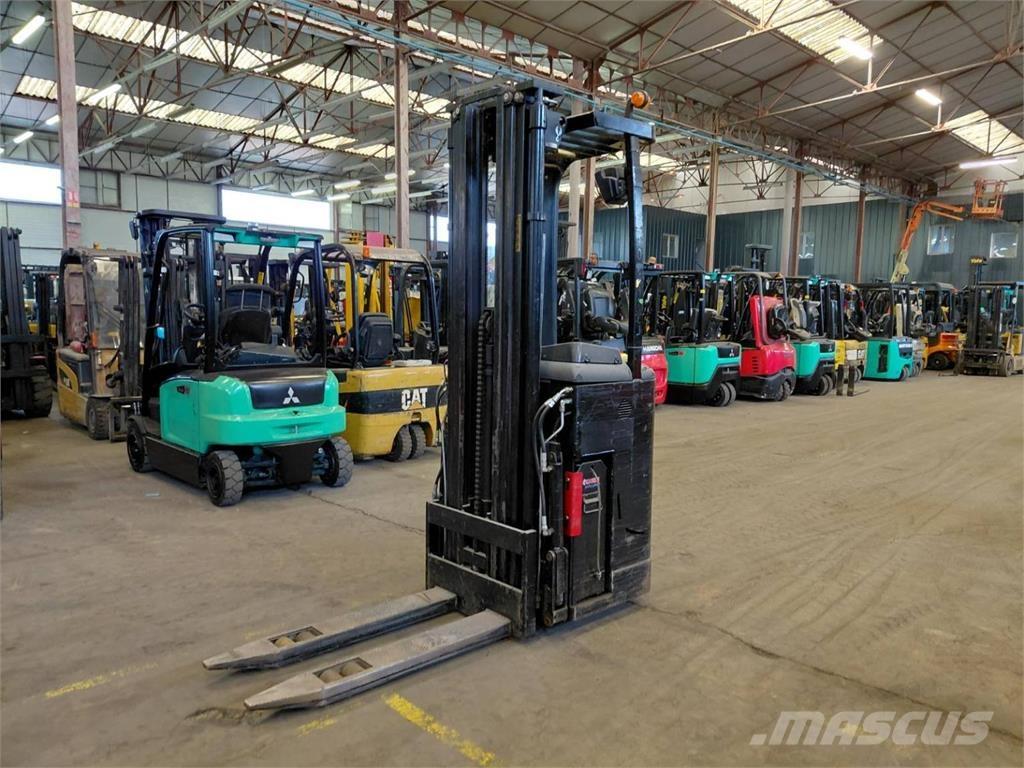 CAT NSR16N 自走式スタッカー