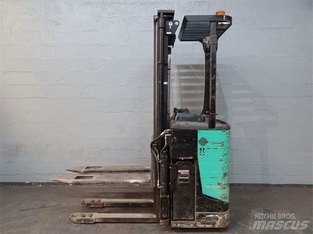 CAT NSR16N 自走式スタッカー