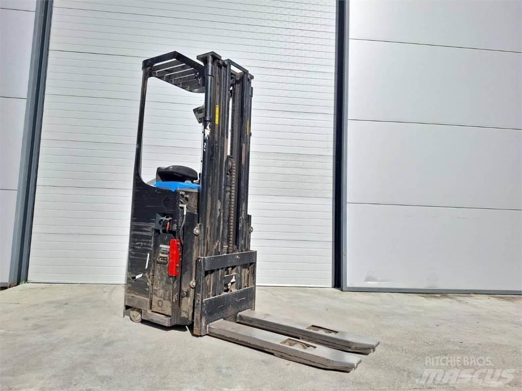 CAT NSR16NI 自走式スタッカー