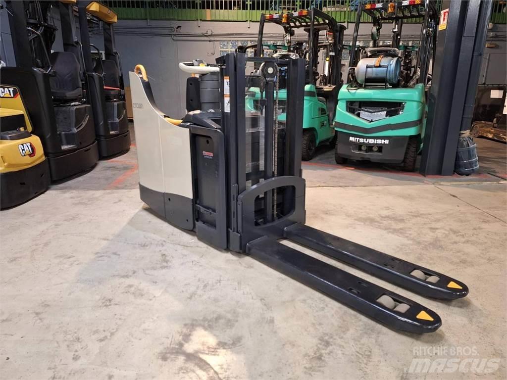 Crown DT3040 自走式スタッカー
