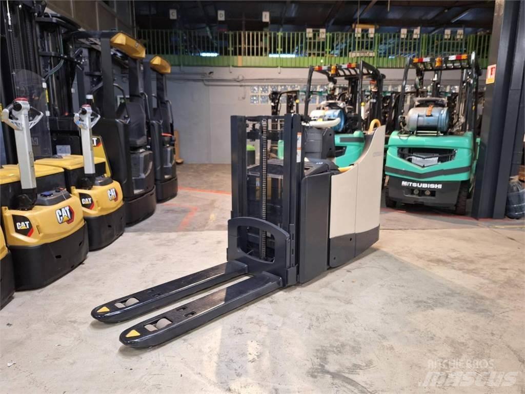 Crown DT3040 自走式スタッカー
