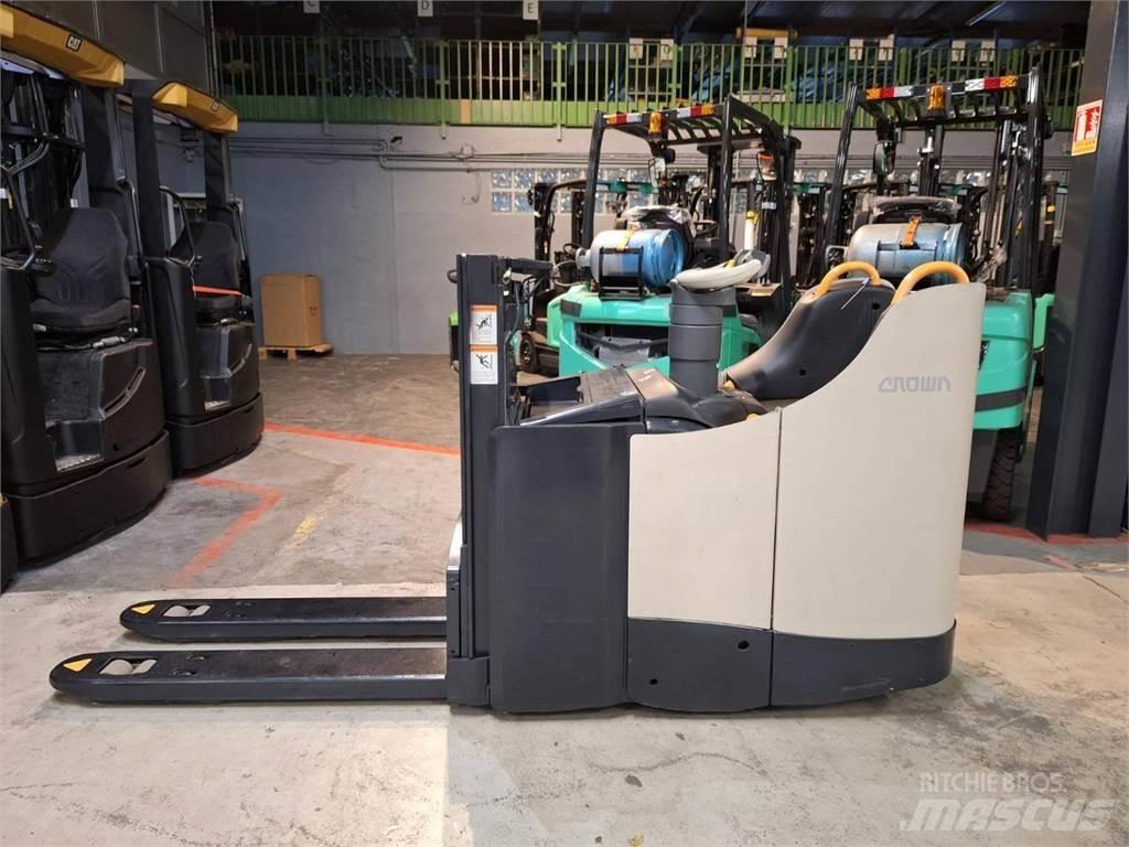 Crown DT3040 自走式スタッカー