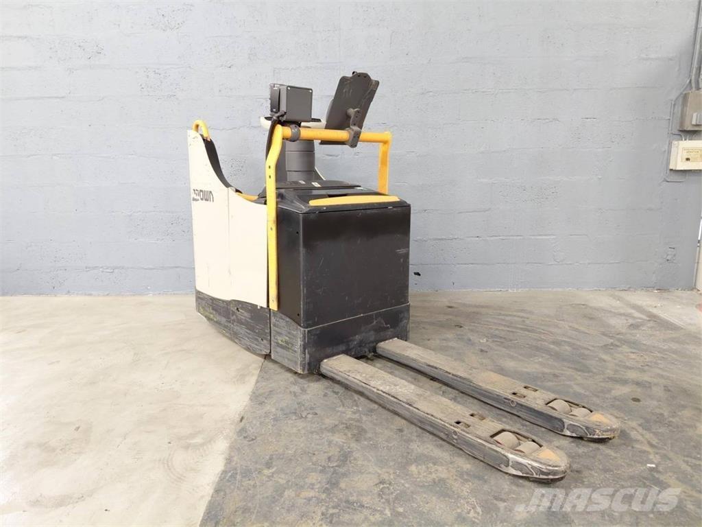 Crown WT3040 自走式スタッカー