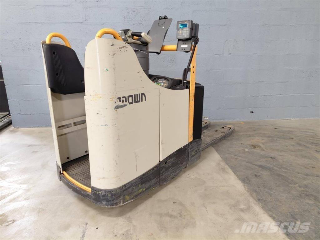 Crown WT3040 自走式スタッカー