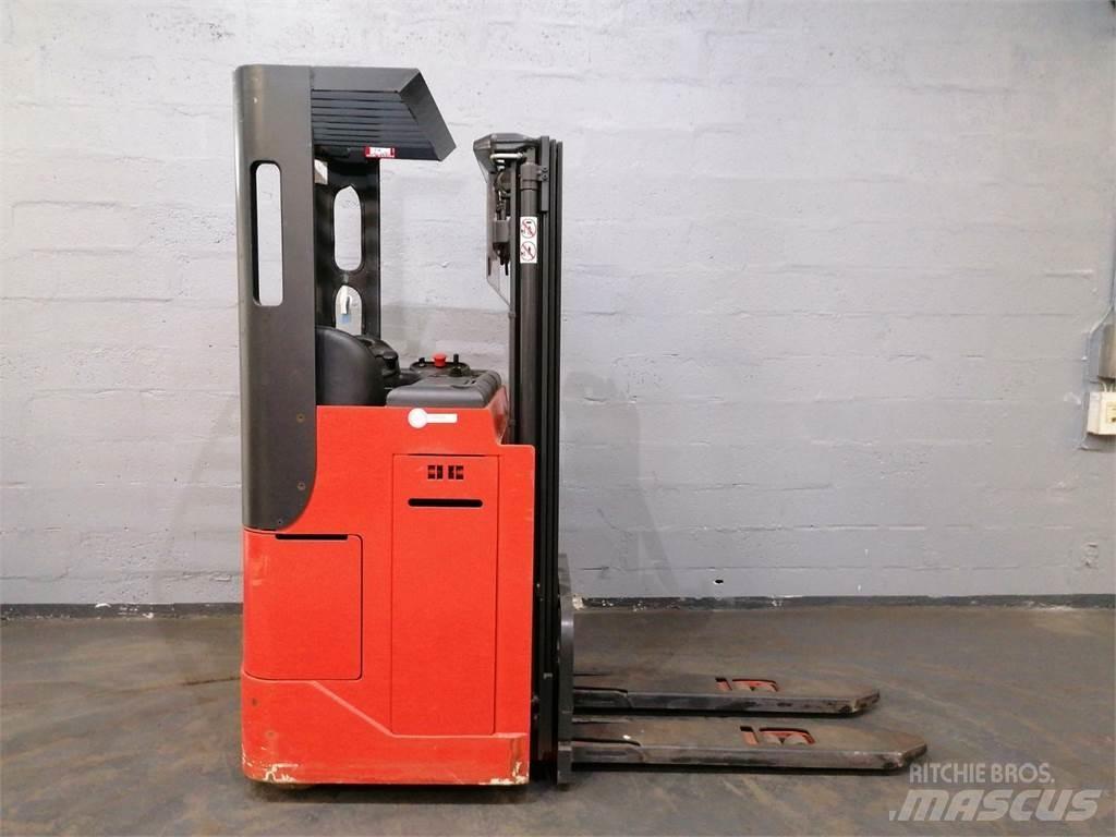 Fenwick L12 自走式スタッカー