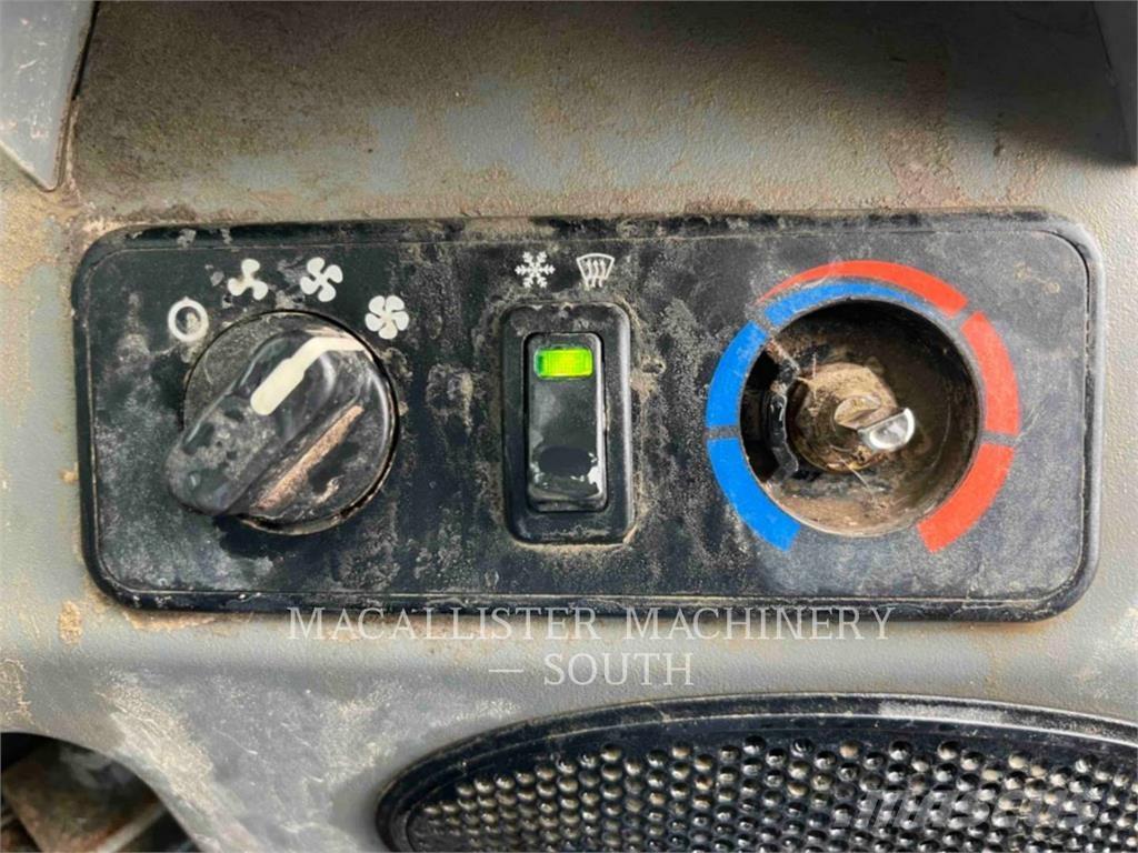 Bobcat T740 クローラーローダー