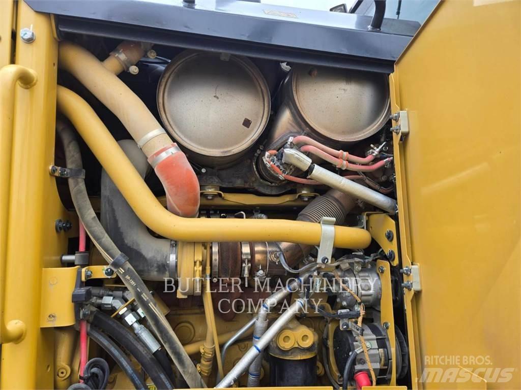 CAT 150 AWD モーターグレーダー