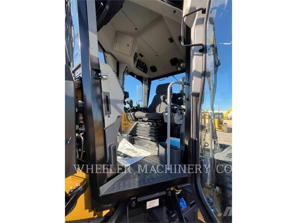 CAT 150 AWD モーターグレーダー