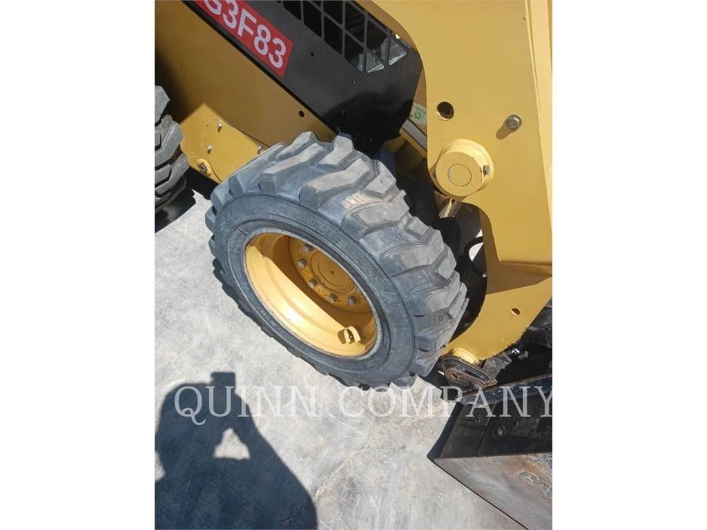 CAT 226D3 スキッドステアローダー