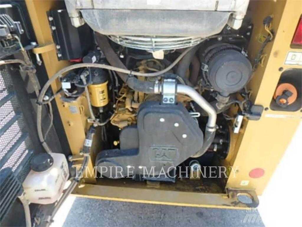 CAT 226D3 スキッドステアローダー