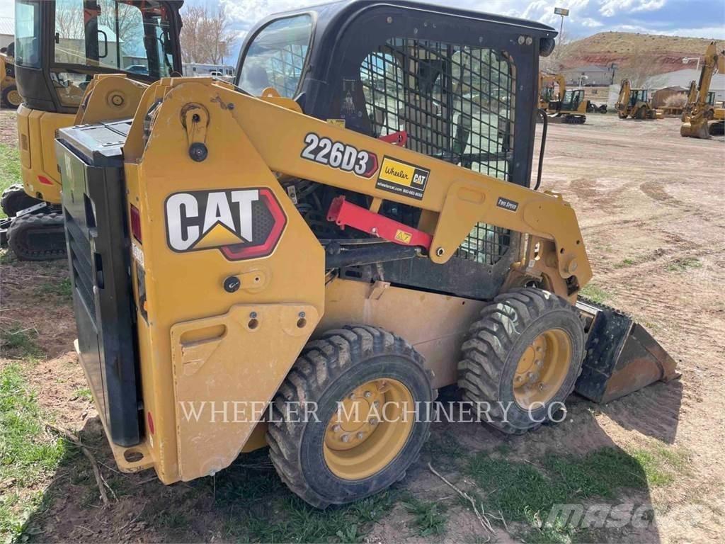 CAT 226D3 C3H2 スキッドステアローダー
