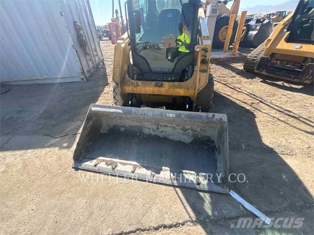 CAT 226D3 C3H2 スキッドステアローダー