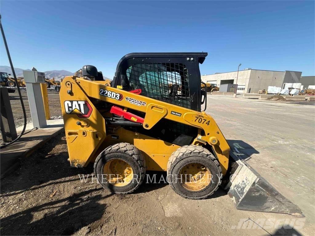 CAT 226D3 C3H2 スキッドステアローダー