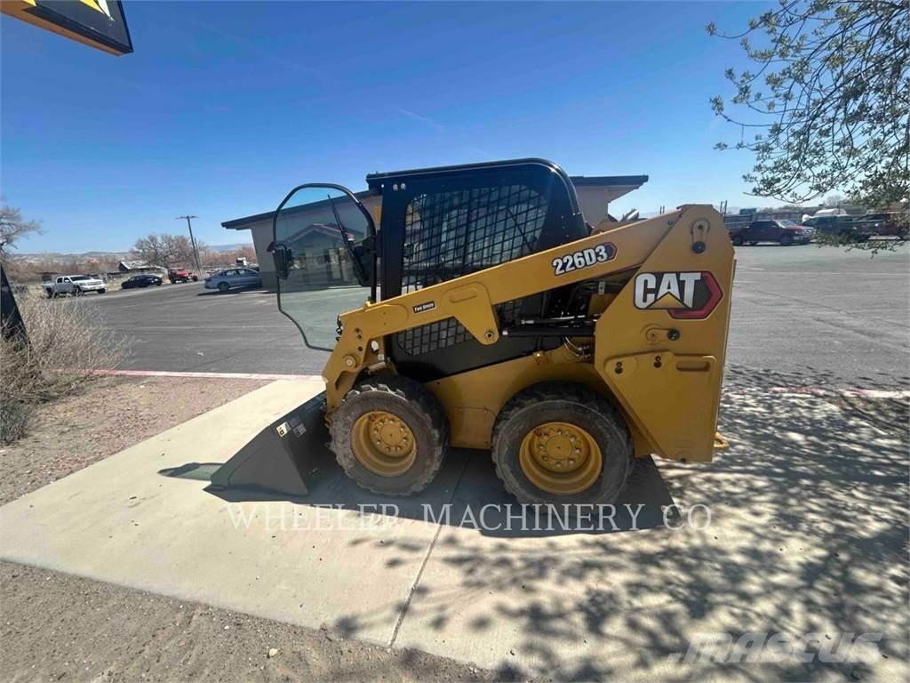 CAT 226D3 C3H2 スキッドステアローダー